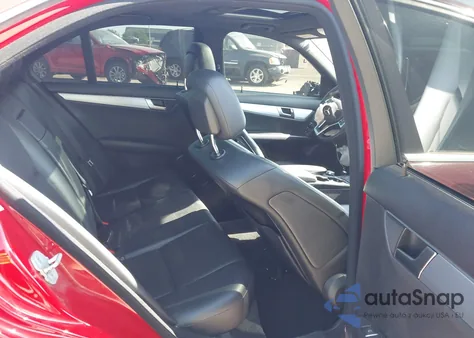 2013 Mercedes-Benz C 300 Luxury 4Matic/Sport 4Matic z USA, uszkodzony, nr VIN WDDGF8AB4DA785799